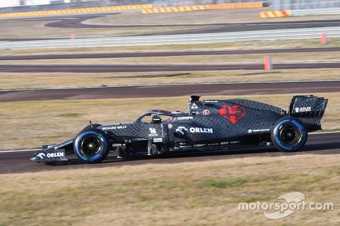 10 - Quem também mudou de cores foi a Alfa Romeo, pelo menos no shakedown desta semana em Fiorano, na Itália.