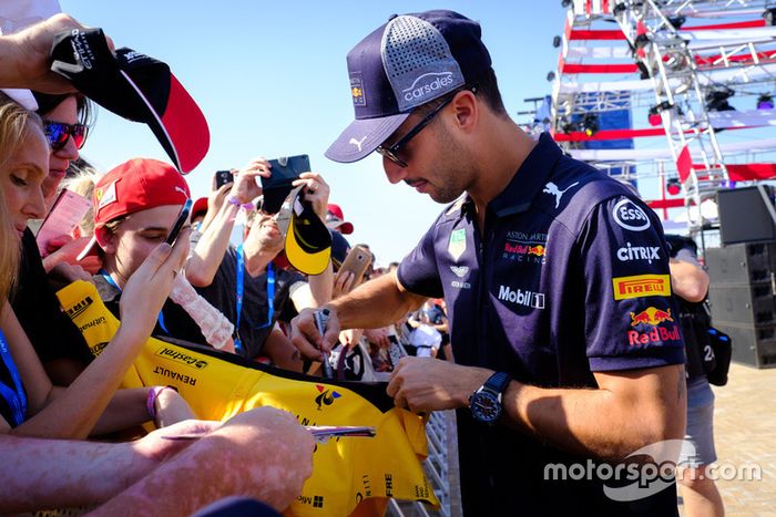 Daniel Ricciardo, Red Bull Racing RB14, fans