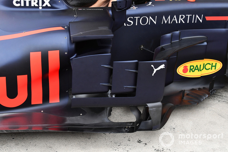 Tampilan dekat tiga elemen deflektor sidepod yang digunakan Red Bull untuk memandu aliran udara di sisi samping mobil.