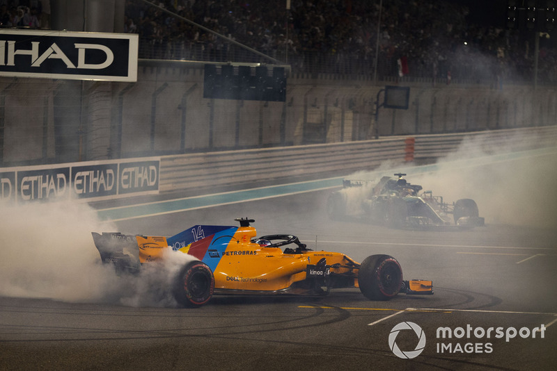 Lewis Hamilton, Mercedes-AMG F1 W09 y Fernando Alonso, McLaren MCL33 hacen donas al final