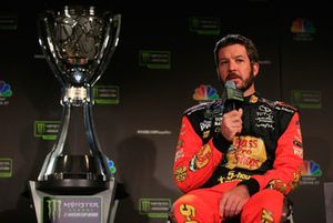 Martin Truex JR., piloto del #78 Bass Pro Shops / 5-hour ENERGY Toyota Habla con los medios de comunicación durante el día de los medios