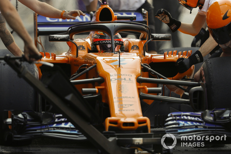 Stoffel Vandoorne, McLaren MCL33, ai box durante le prove libere