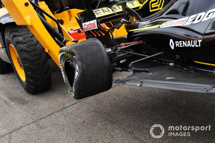 Coche de Nico Hulkenberg, Renault Sport F1 Team R.S. 18 siendo removido después de estrellarse en FP2