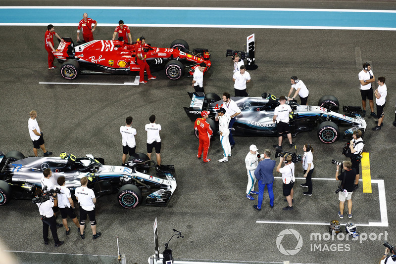 Lewis Hamilton, Mercedes AMG F1 W09 EQ Power+, Valtteri Bottas, Mercedes AMG F1 W09 EQ Power+, e Sebastian Vettel, Ferrari SF71H, in griglia, dopo le Qualifiche