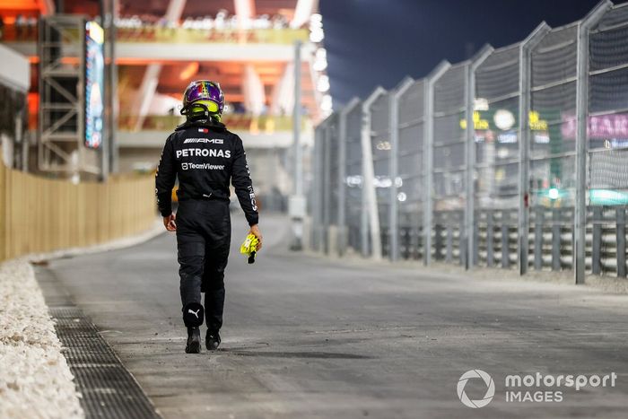 Lewis Hamilton, Mercedes-AMG, se retira de la carrera