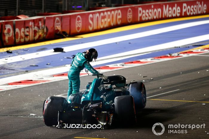 Lance Stroll, Aston Martin AMR23, sale de su coche gravemente dañado tras un accidente al final de la Q1.