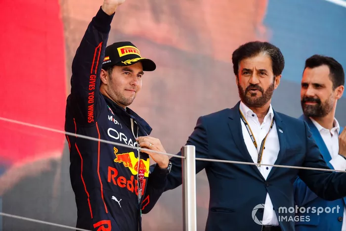 Podio: segundo lugar Sergio Pérez, Red Bull Racing con Mohammed bin Sulayem, Presidente de la FIA