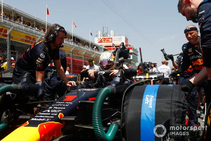 Max Verstappen, Red Bull Racing RB18, en la parrilla de salida 