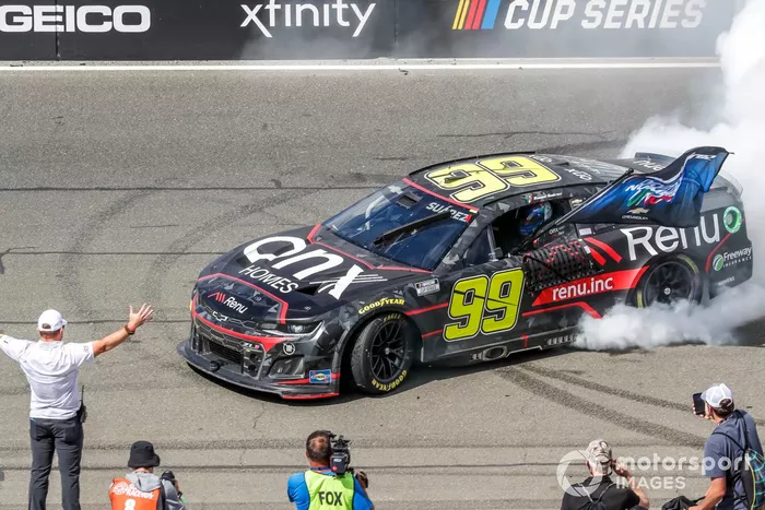 Daniel Suárez, TrackHouse Racing, Onx Homes / Renu Chevrolet Camaro celebra su victoria