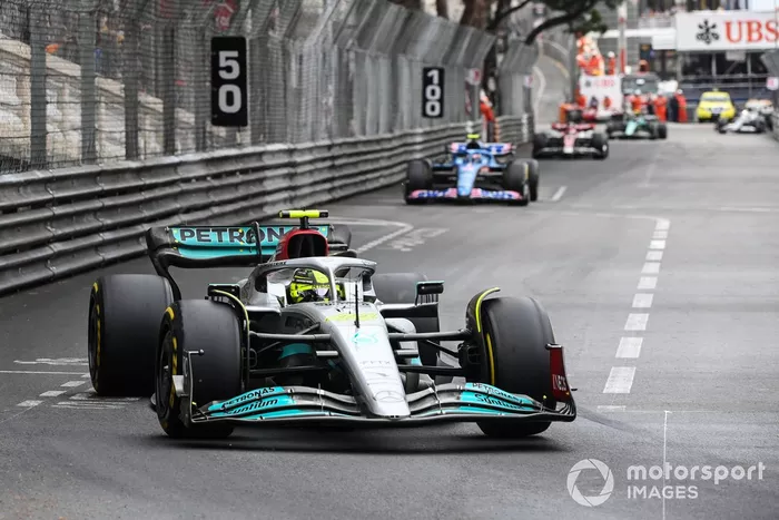 Lewis Hamilton, Mercedes W13, Esteban Ocon, Alpine A522