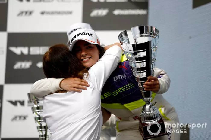 Podio: Ganadora de la carrera Jamie Chadwick