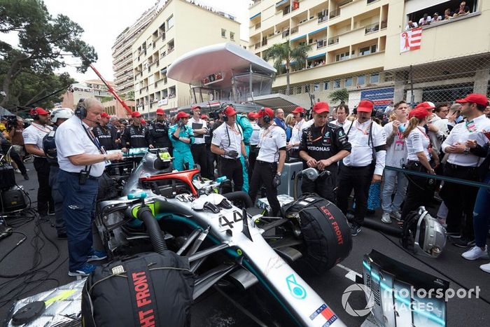 Mecánicos en la parrilla con el coche de Lewis Hamilton, Mercedes AMG F1 W10