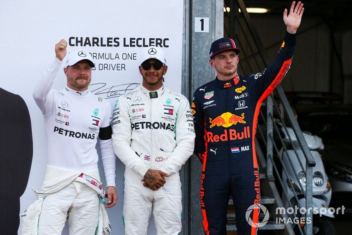 Ganador de la pole Lewis Hamilton, Mercedes AMG F1, segundo Valtteri Bottas, Mercedes AMG F1, y tercero Max Verstappen, Red Bull Racing 