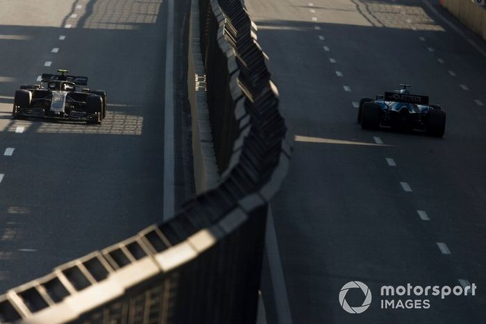 Kevin Magnussen, Haas F1 Team VF-19, y George Russell, Williams Racing FW42