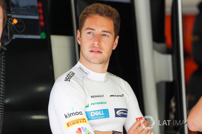 Fuera de McLaren, Stoffel Vandoorne fue ofrecido por Zak Brown a Toro Rosso, que aún no ha anunciado a su segundo piloto junto a Kvyat.