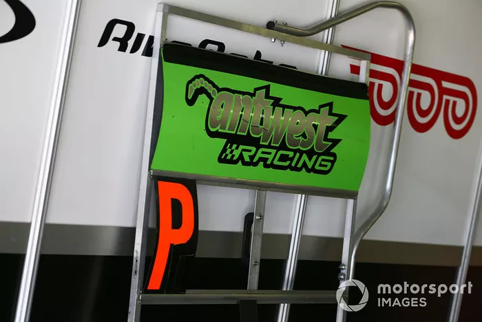 Anthony West, EAB Antwest Racing, pit board