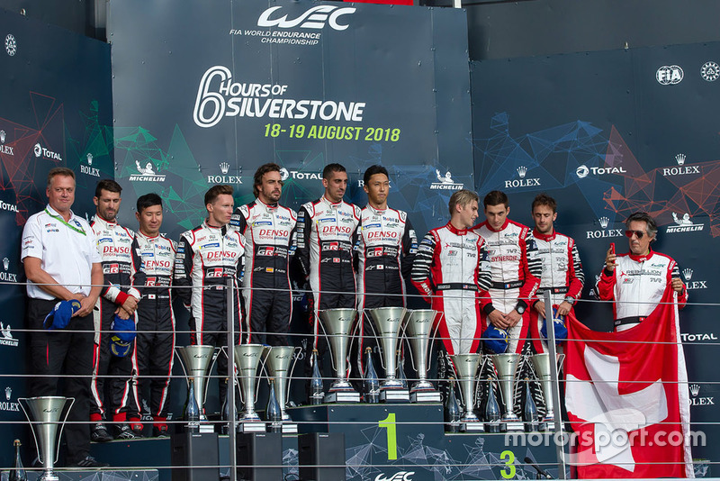 Podio: los ganadores de la carrera #8 Toyota Gazoo Racing Toyota TS050: Sebastien Buemi, Kazuki Nakajima, Fernando Alonso, los segundos clasificados #7 Toyota Gazoo Racing Toyota TS050: Mike Conway, Kamui Kobayashi, Jose Maria Lopez, y los terceros #3 Rebellion Racing Rebellion R-13: Mathias Beche, Gustavo Menezes, Thomas Laurent