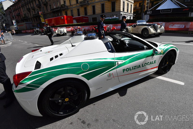 Mobil Ferrari polisi