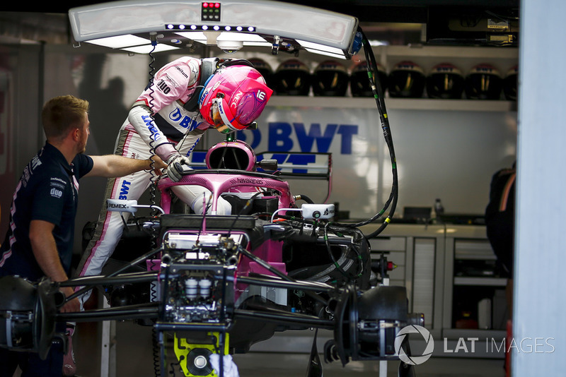 Esteban Ocon, Racing Point Force India F1 Team monte dans sa voiture