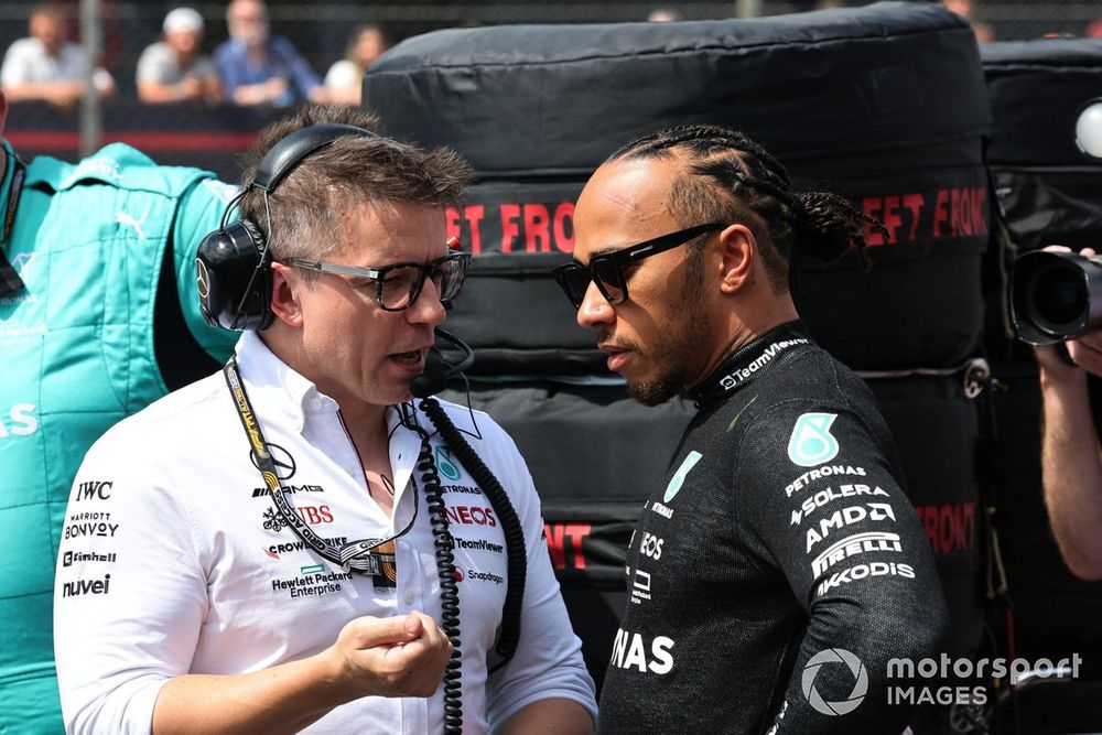 Peter Bonnington, ingeniero jefe de Mercedes AMG, con Lewis Hamilton, Mercedes-AMG