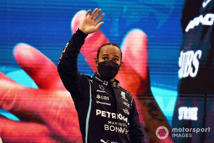 Lewis Hamilton, Mercedes, 2ª posición, abandona el podio