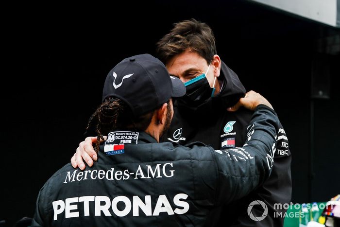Toto Wolff, Director de Mercedes AMG  felicita a Lewis Hamilton, Mercedes-AMG F1 en Parc Ferme después de conseguir su 7º título de campeón del mundo de pilotos