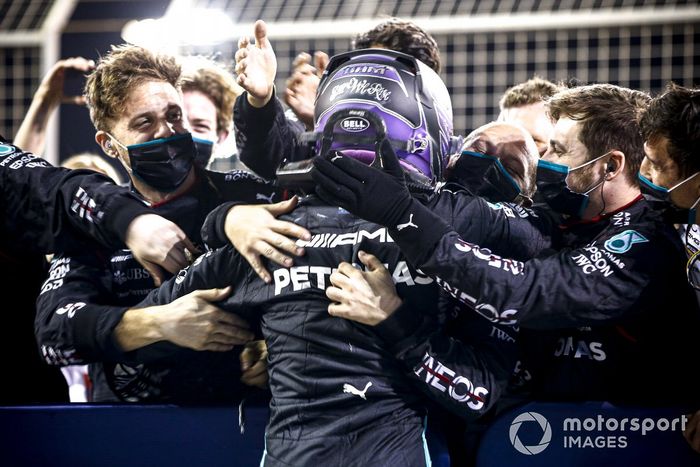 Ganador de la carrera Lewis Hamilton, Mercedes, celebra en Parc Ferme con el equipo