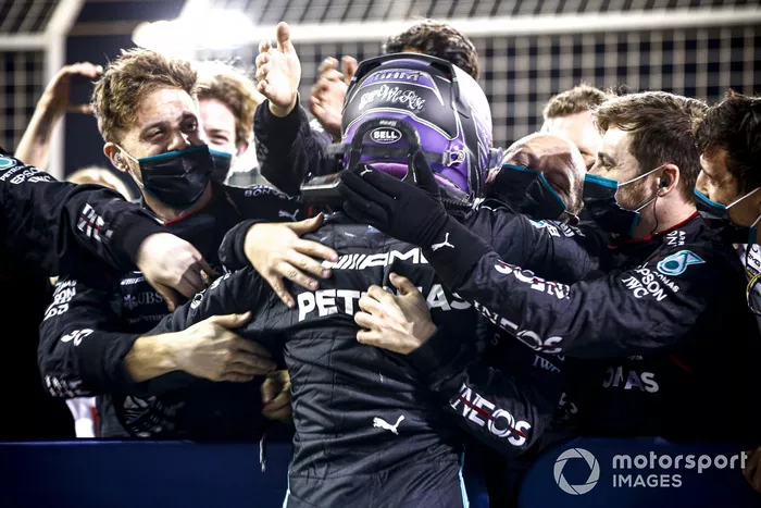 Ganador de la carrera Lewis Hamilton, Mercedes, celebra en Parc Ferme con el equipo