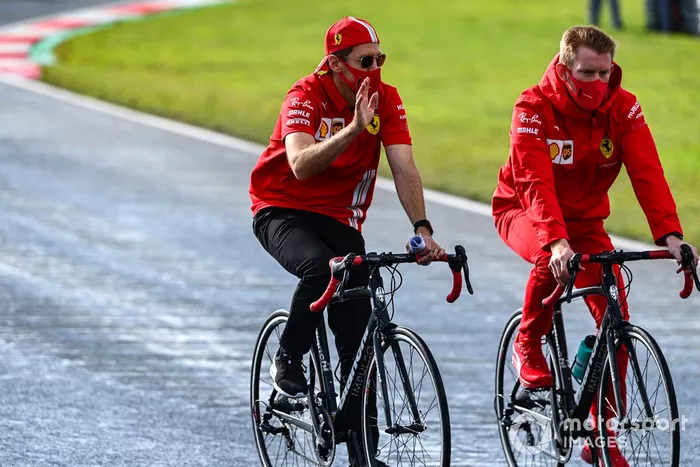Sebastian Vettel, Ferrari, recorre la pista en bici