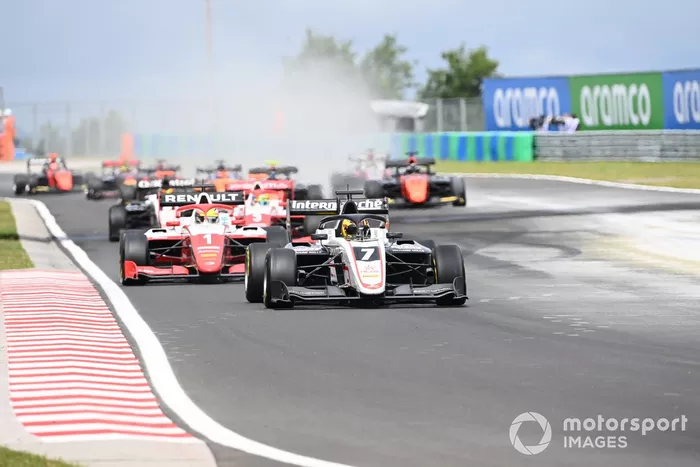Theo Pourchaire, ART Grand Prix por delante de Oscar Piastri, Prema Racing 