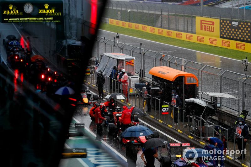 Los coches detenidos en el pitlane durante la bandera roja