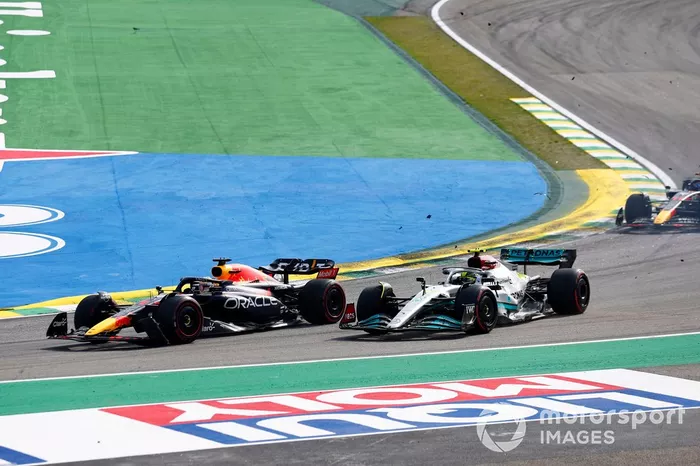 Max Verstappen, Red Bull Racing RB18, choca con Lewis Hamilton, Mercedes W13