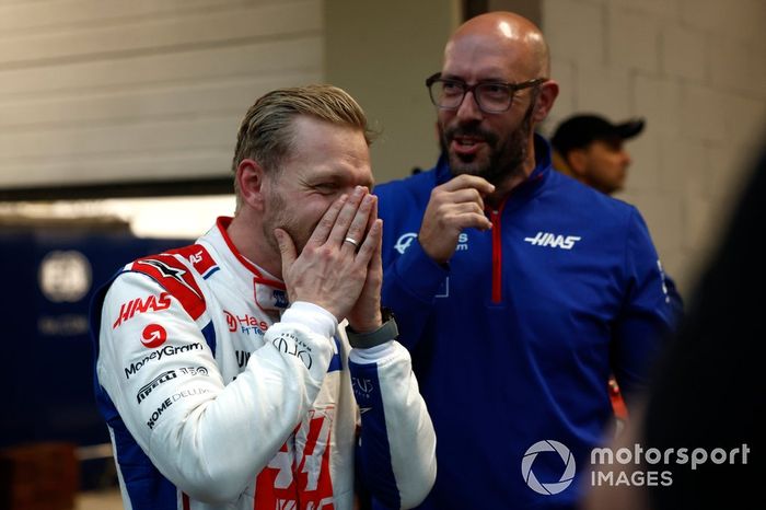Ganador de la pole, Kevin Magnussen, del equipo Haas F1 Team, celebra con su equipo