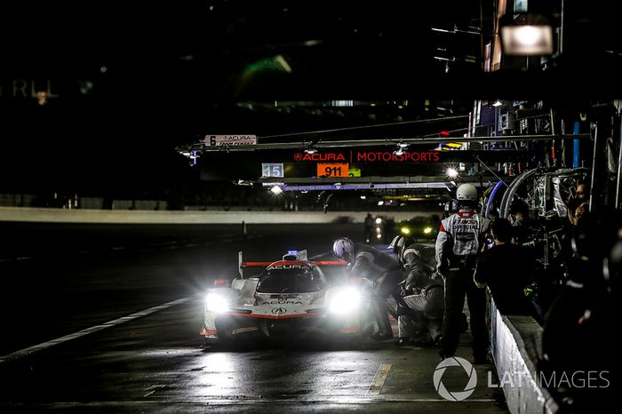 #6 Acura Team Penske Acura DPi, P: Dane Cameron, Juan Pablo Montoya, Simon Pagenaud, pit stop