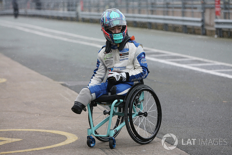 Billy Monger en el coche de carreras Carlin MSV Fórmula 3