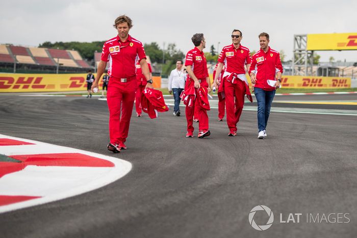 Sebastian Vettel, Ferrari con Riccardo Adami, Ferrari ingeniero de carrera caminan por la pista