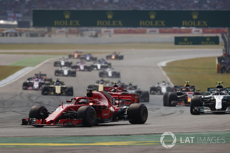 Départ : Sebastian Vettel, Ferrari SF71H, devant Valtteri Bottas, Mercedes AMG F1 W09, Kimi Raikkonen, Ferrari SF71H, Max Verstappen, Red Bull Racing RB14