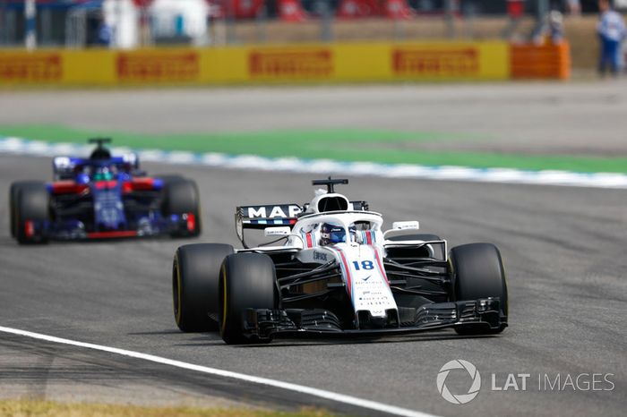 Lance Stroll, Williams FW41, delante de Brendon Hartley, Toro Rosso STR13