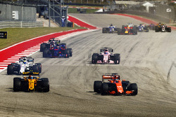 Fernando Alonso, McLaren MCL32, Carlos Sainz Jr., Renault Sport F1 Team RS17, Felipe Massa, Williams FW40, Sergio Perez, Sahara Force India F1 VJM10, Daniil Kvyat, Scuderia Toro Rosso STR12, dans le premier tour