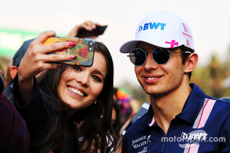 Esteban Ocon, Sahara Force India F1 con un fan