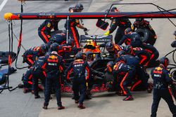 Max Verstappen, Red Bull Racing RB14, makes a pit stop