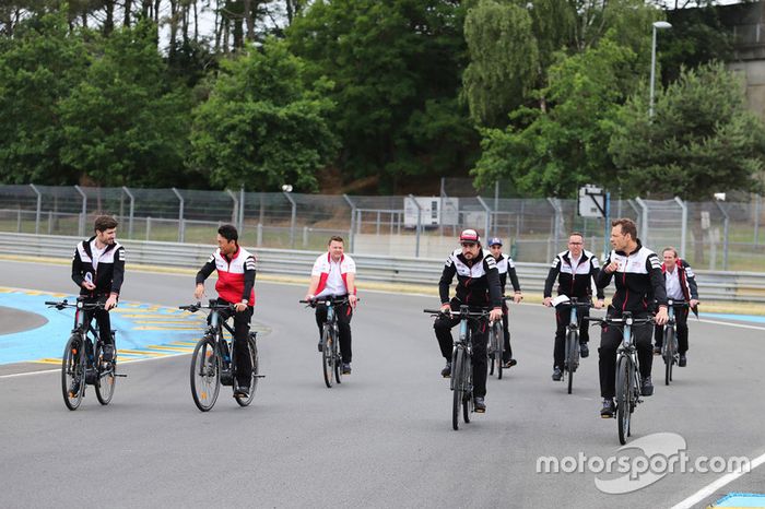 Alexander Wurz, Fernando Alonso, Sébastien Buemi, Kazuki Nakajima, Toyota Gazoo Racing en bici por el circuito