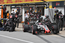 Romain Grosjean, Haas F1 Team VF-18 pit stop