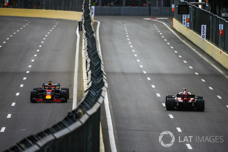 Marcus Ericsson, Sauber C37 Ferrari, y Daniel Ricciardo, Red Bull Racing RB14 Tag Heuer