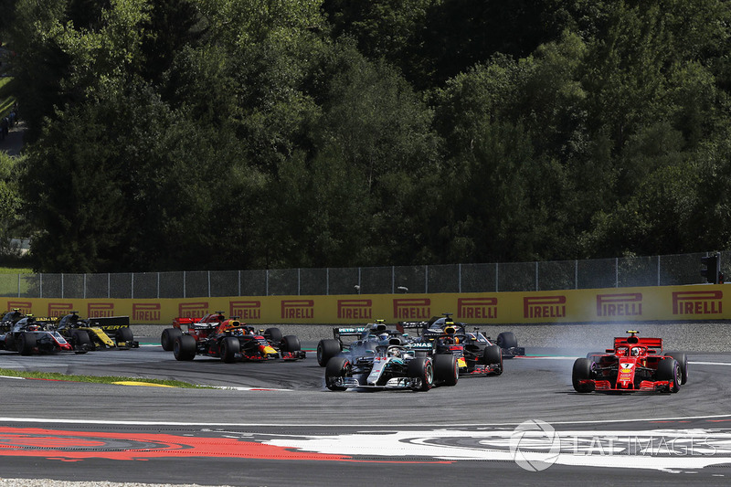 Lewis Hamilton, Mercedes-AMG F1 W09 y Kimi Raikkonen, Ferrari SF71H