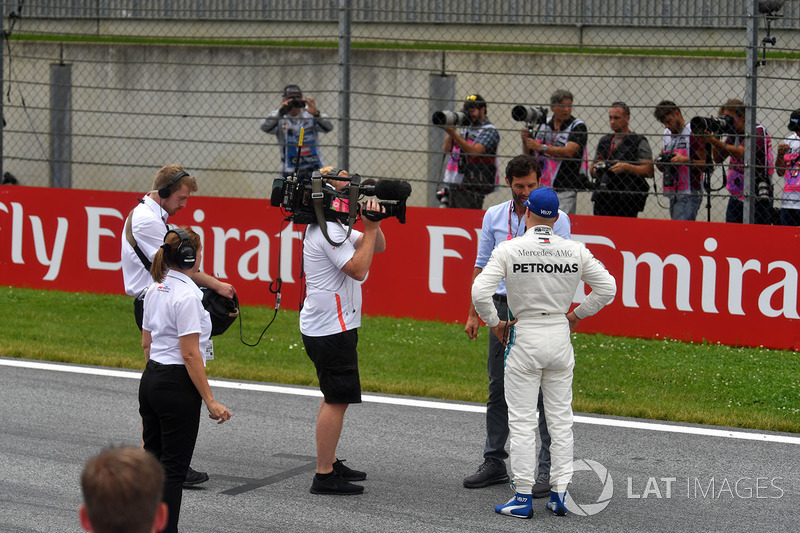 Il poleman Valtteri Bottas, Mercedes-AMG F1, parla con Mark Webber, nel parco chiuso