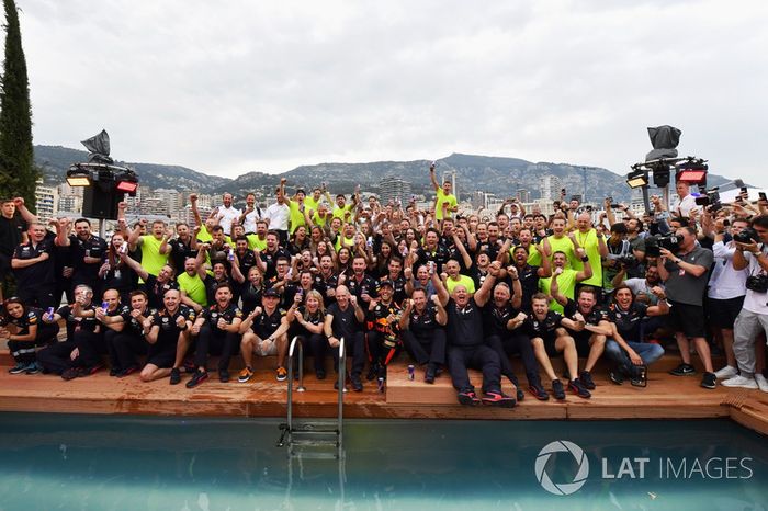 Daniel Ricciardo, Red Bull Racing y el equipo celebran en la piscina Red Bull Energy Station