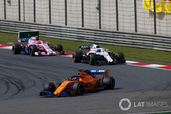Fernando Alonso, McLaren MCL33 Renault, Lance Stroll, Williams FW41 Mercedes, y Esteban Ocon, Force India VJM11 Mercedes
