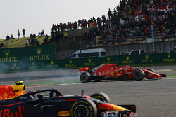 Il contatto tra Max Verstappen, Red Bull Racing RB14 e Sebastian Vettel, Ferrari SF71H