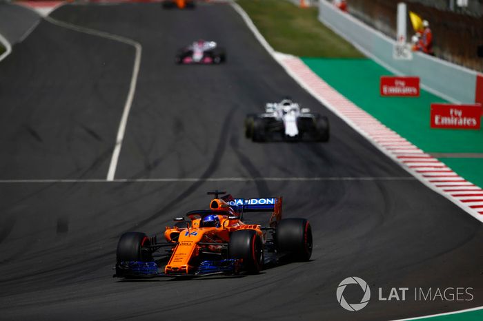 Fernando Alonso, McLaren MCL33, Lance Stroll, Williams FW41